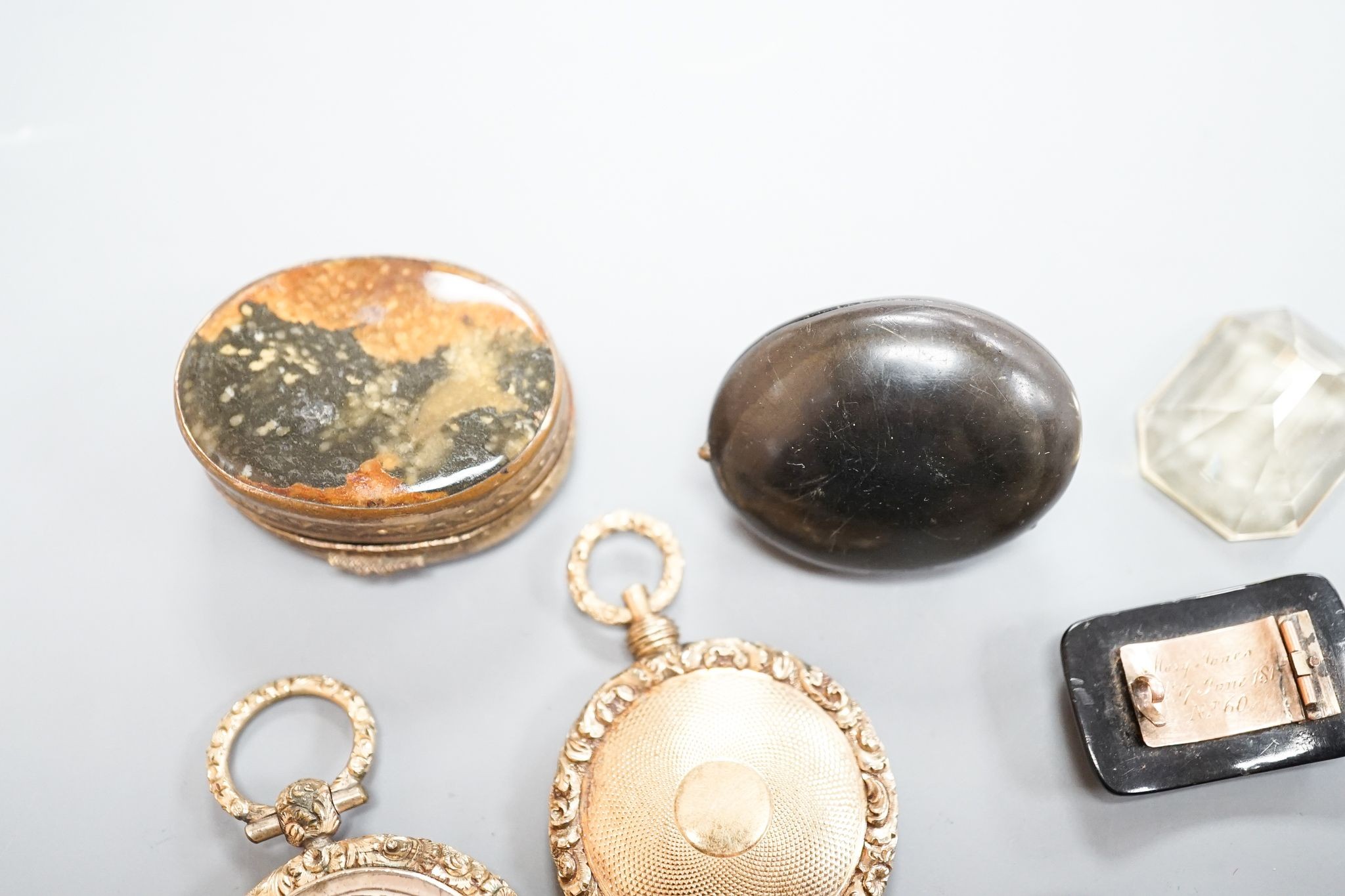 Sundry jewellery, including yellow metal overlaid mourning pendant with plaited hair, George III mourning brooch(a.f.), lockets, bracelet, unmounted cut citrine, etc.
